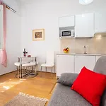 History Center Apartman *