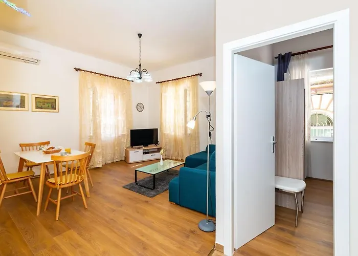 History Center Apartman *