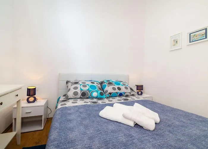 History Center Apartman *